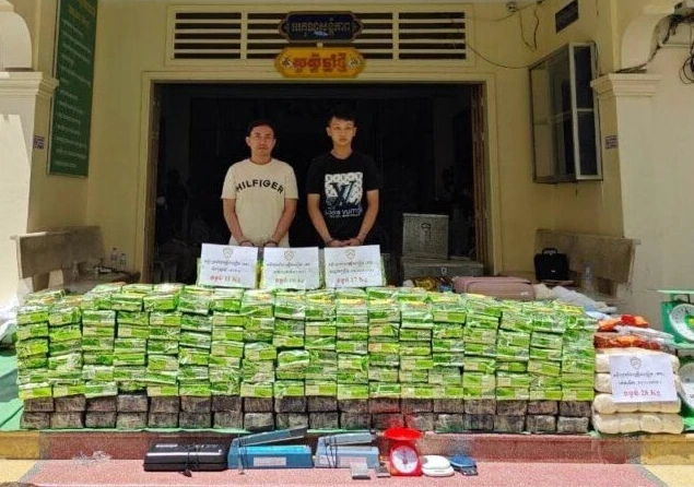 Các đối tượng bị bắt giữ cùng tang vật vụ án.