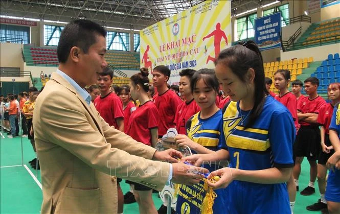 Ban tổ chức trao cờ lưu niệm cho các đoàn tham dự giải.