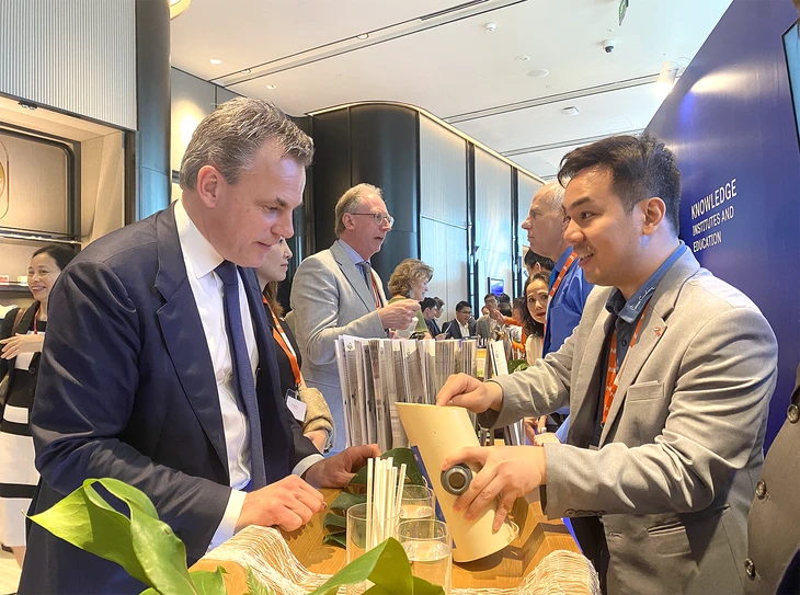 Doanh nghiệp trưng bày sản phẩm, dịch vụ tại Diễn đàn doanh nghiệp Việt Nam - Hà Lan khu vực ĐBSCL, TP.HCM, ngày 21/3.