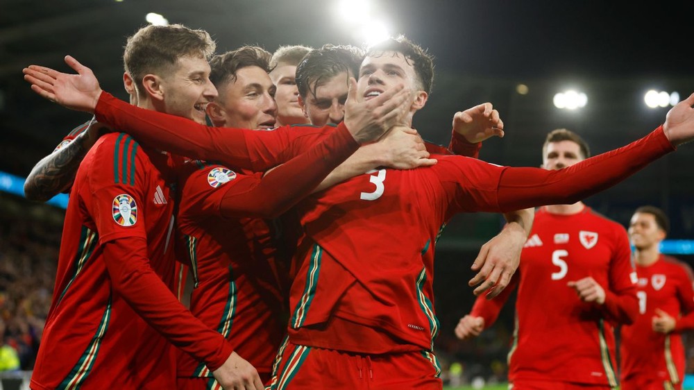 Xứ Wales sẽ đối đầu Ba Lan ở chung kết play-off tranh vé dự EURO 2024. Xứ Wales sẽ đối đầu Ba Lan ở chung kết play-off tranh vé dự EURO 2024.