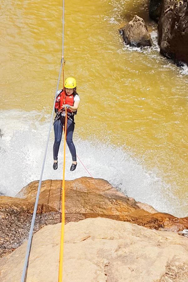Trượt zipline vượt thác.