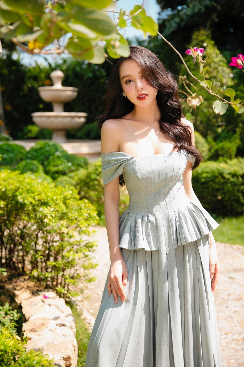 Thanh Thủy cao 1,76 m, sinh ra và lớn lên ở Đà Nẵng.