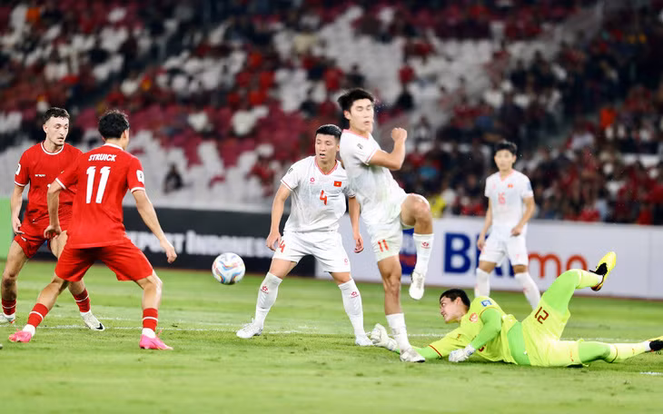 Nhâm Mạnh Dũng (11) trong tình huống sút hụt bóng.