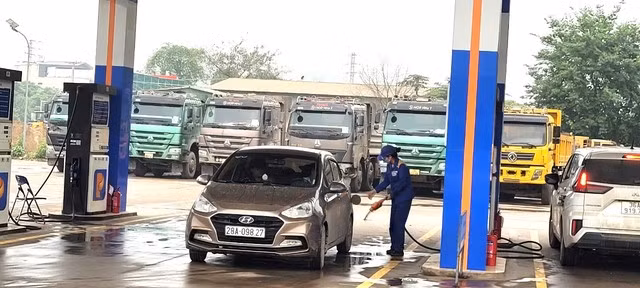 Số dư của Quỹ Bình ổn xăng dầu thay vì để tại doanh nghiệp đầu mối như hiện nay sẽ xem xét chuyển về ngân sách.