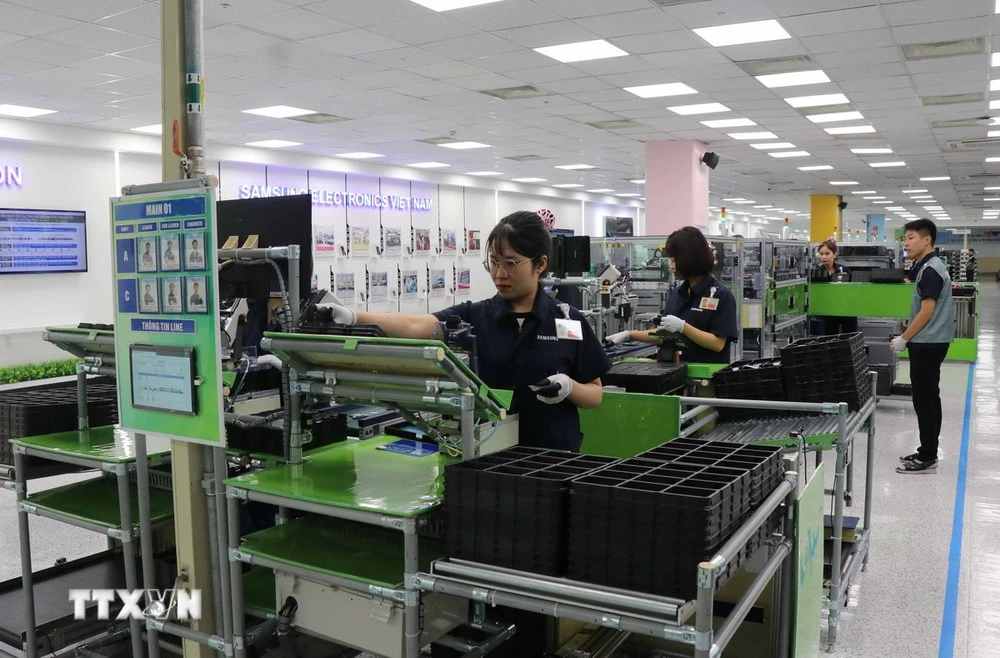 Công nhân Công ty TNHH Samsung Electronics Việt Nam, khu công nghiệp Yên Phong, tỉnh Bắc Ninh trong ca làm việc.