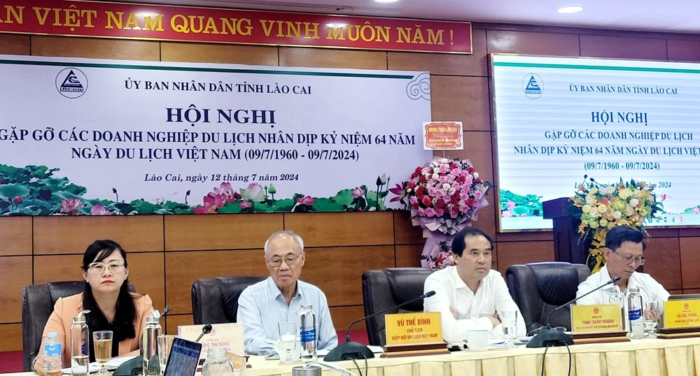 Chủ tịch UBND tỉnh Lào Cai Trịnh Xuân Trường, Phó chủ tịch UBND tỉnh Giàng Thị Dung, Chủ tịch Hiệp hội Du lịch (HHDL) Việt Nam Vũ Thế Bình, Giám đốc Sở Du lịch Lào Cai Hà Văn Thắng chủ trì Hội nghị.