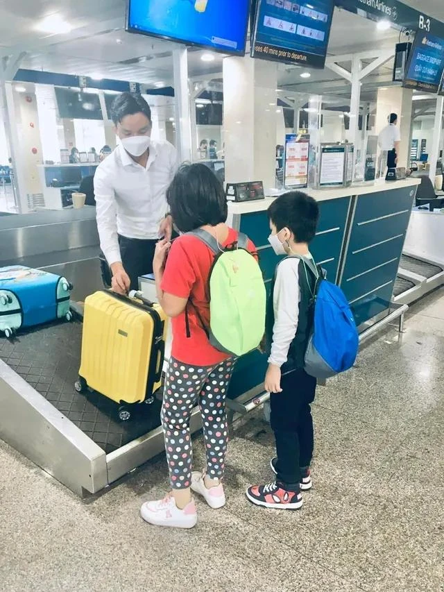 Khi đi du lịch trẻ nên mặc quần áo gọn gàng, đeo túi chứa các vật dụng cá nhân cần thiết.