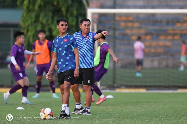 Huấn luyện viên Hứa Hiền Vinh theo dõi các học trò trong buổi tập.