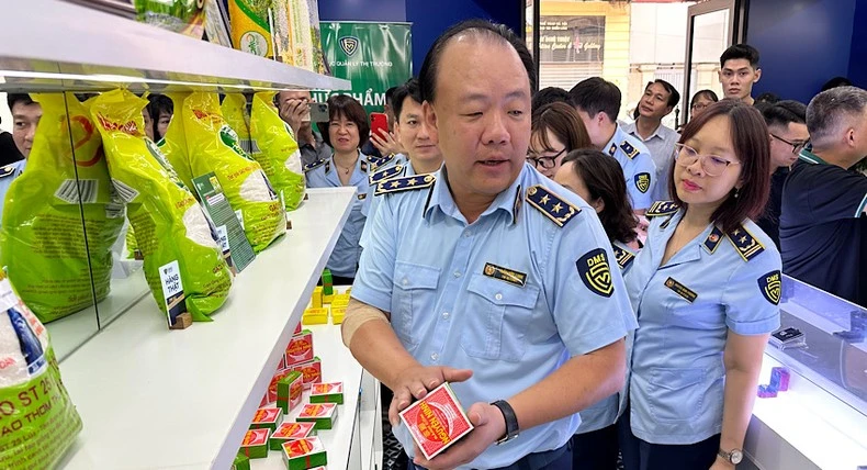 Tổng cục trưởng Quản lý thị trường Trần Hữu Linh trực tiếp hướng dẫn cách phân biệt các mặt hàng thật - giả.