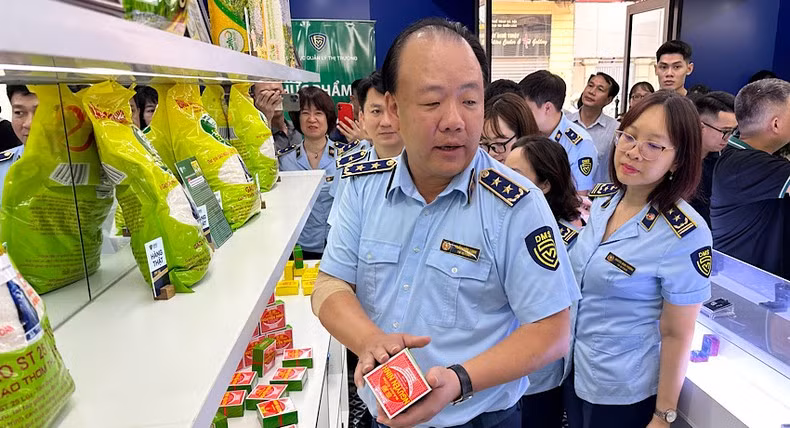 Tổng cục trưởng Quản lý thị trường Trần Hữu Linh trực tiếp hướng dẫn cách phân biệt các mặt hàng thật - giả.