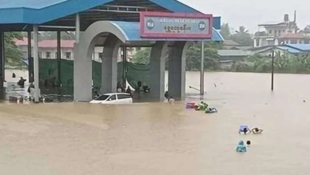 Người dân sơ tán khỏi khu vực ngập lụt tại bang Kachin, Myanmar, ngày 1/7/2024. 5.jpg