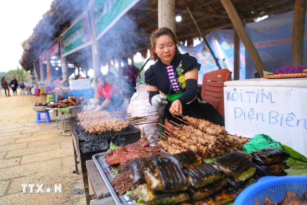 Các gian hàng ẩm thực dân tộc phong phú.