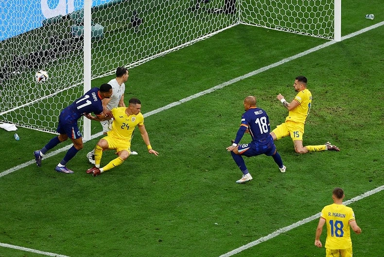 Pha rê bóng xuất sắc của tiền đạo Cody Gakpo đã "dọn cỗ" cho người đồng đội của mình là Malen ghi bàn nâng tỉ số lên thành 2-0.