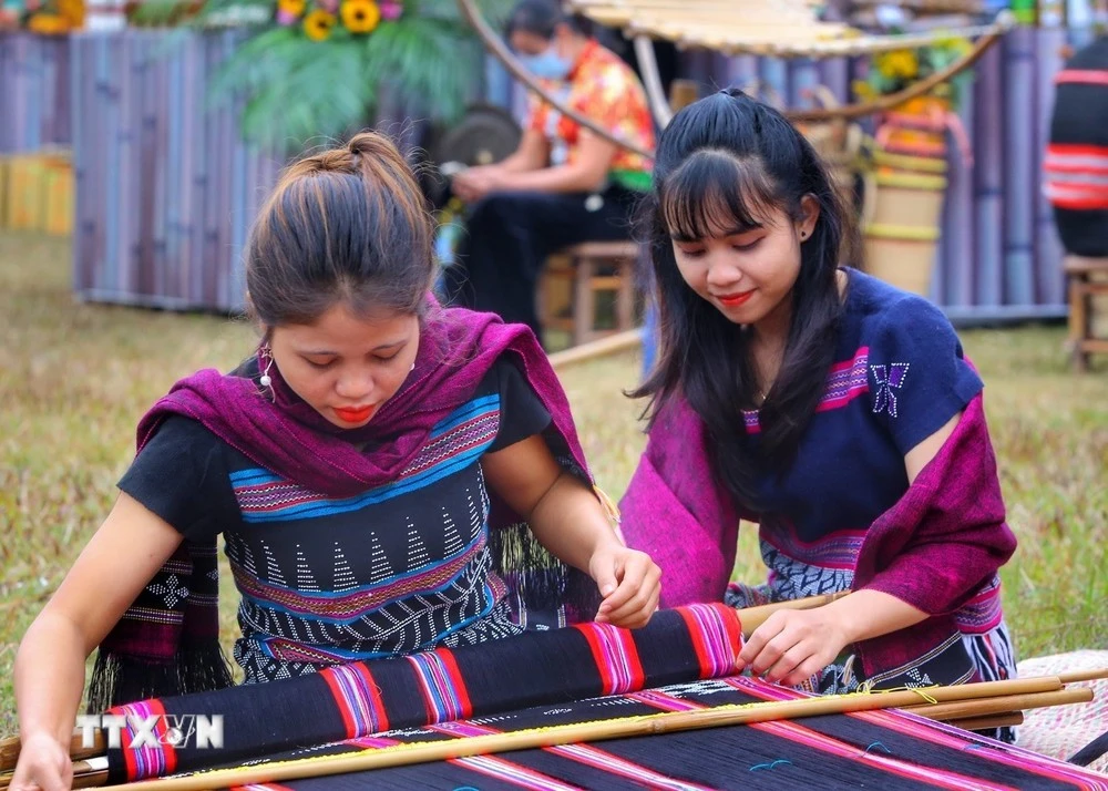 Thiếu nữ dân tộc Tà Ôi dệt vải.