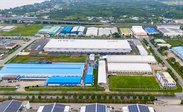 Doanh nghiệp chế xuất lo ngại việc tính thuế VAT đối với dịch vụ tiêu dùng trong khu phi thuế quan.