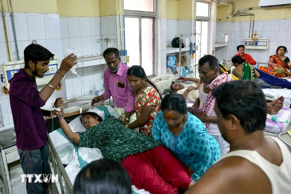 Người dân nhập viện điều trị do sốc nhiệt tại New Delhi, Ấn Độ, ngày 30/5.
