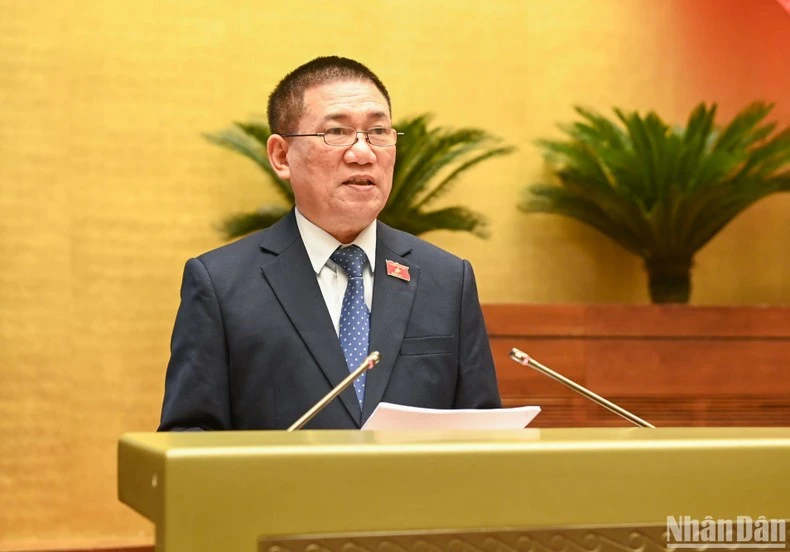 Bộ trưởng Tài chính Hồ Đức Phớc báo cáo tại phiên họp.