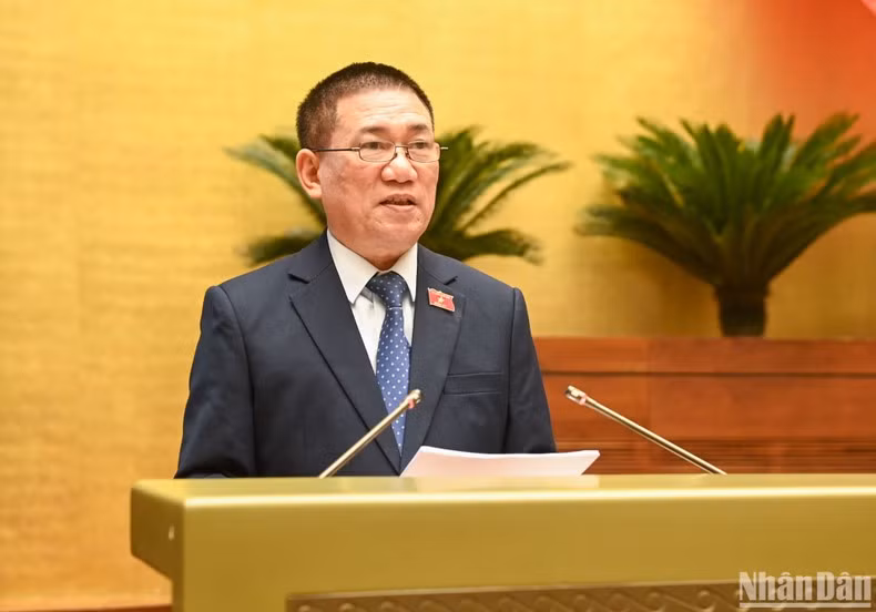 Bộ trưởng Tài chính Hồ Đức Phớc báo cáo tại phiên họp.