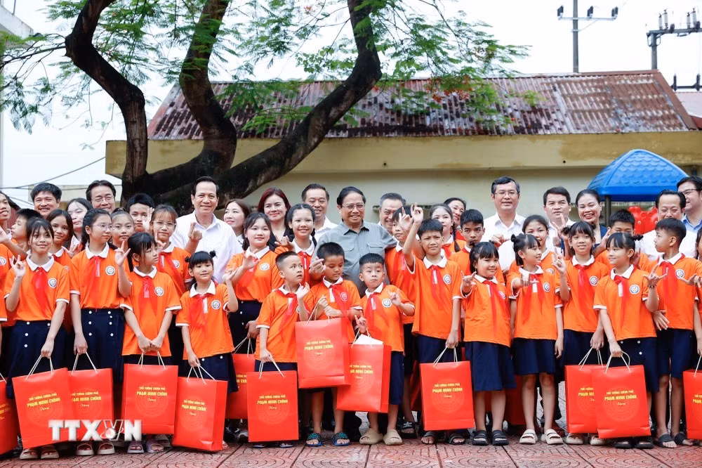 Thủ tướng Phạm Minh Chính tặng quà cho trẻ em tại Trung tâm Nuôi dưỡng trẻ khuyết tật Hà Nội.
