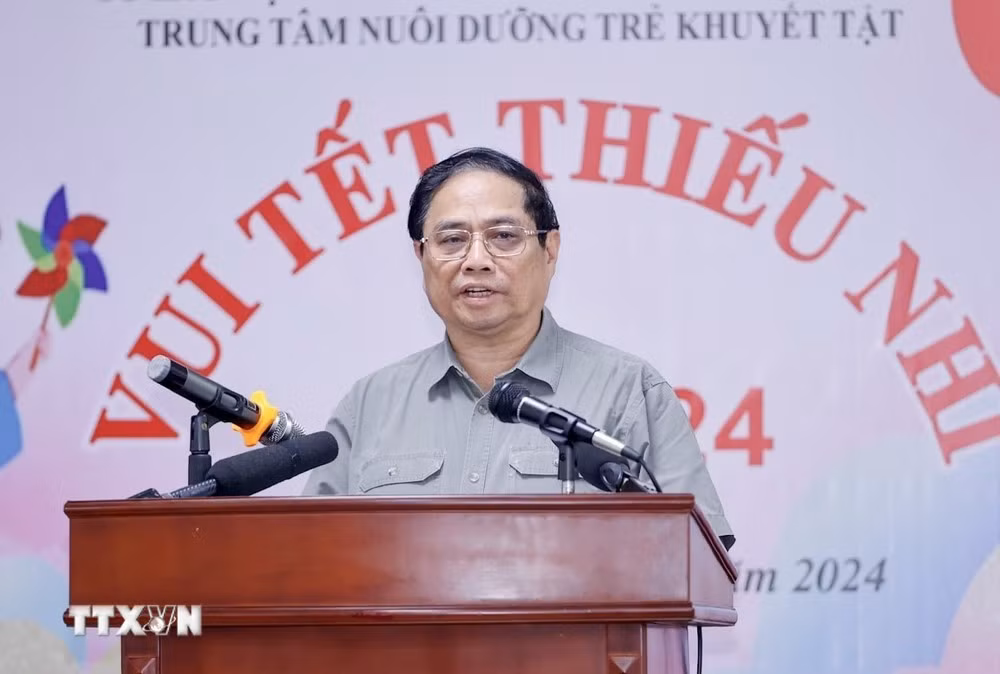 Thủ tướng Phạm Minh Chính động viên trẻ em khuyết tật tại Trung tâm Nuôi dưỡng trẻ khuyết tật Hà Nội.