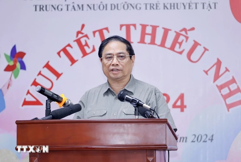 Thủ tướng Phạm Minh Chính động viên trẻ em khuyết tật tại Trung tâm Nuôi dưỡng trẻ khuyết tật Hà Nội.