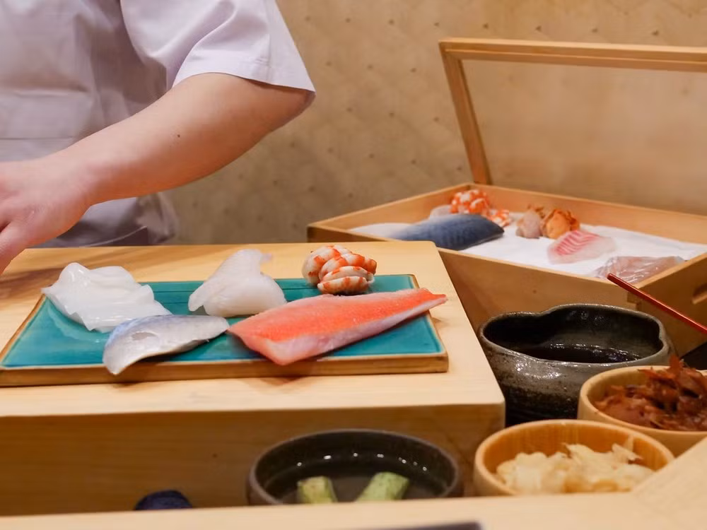 Đầu bếp Satoru Araki đang chuẩn bị các món ăn đặc trưng của nhà hàng Sushi Satoru.