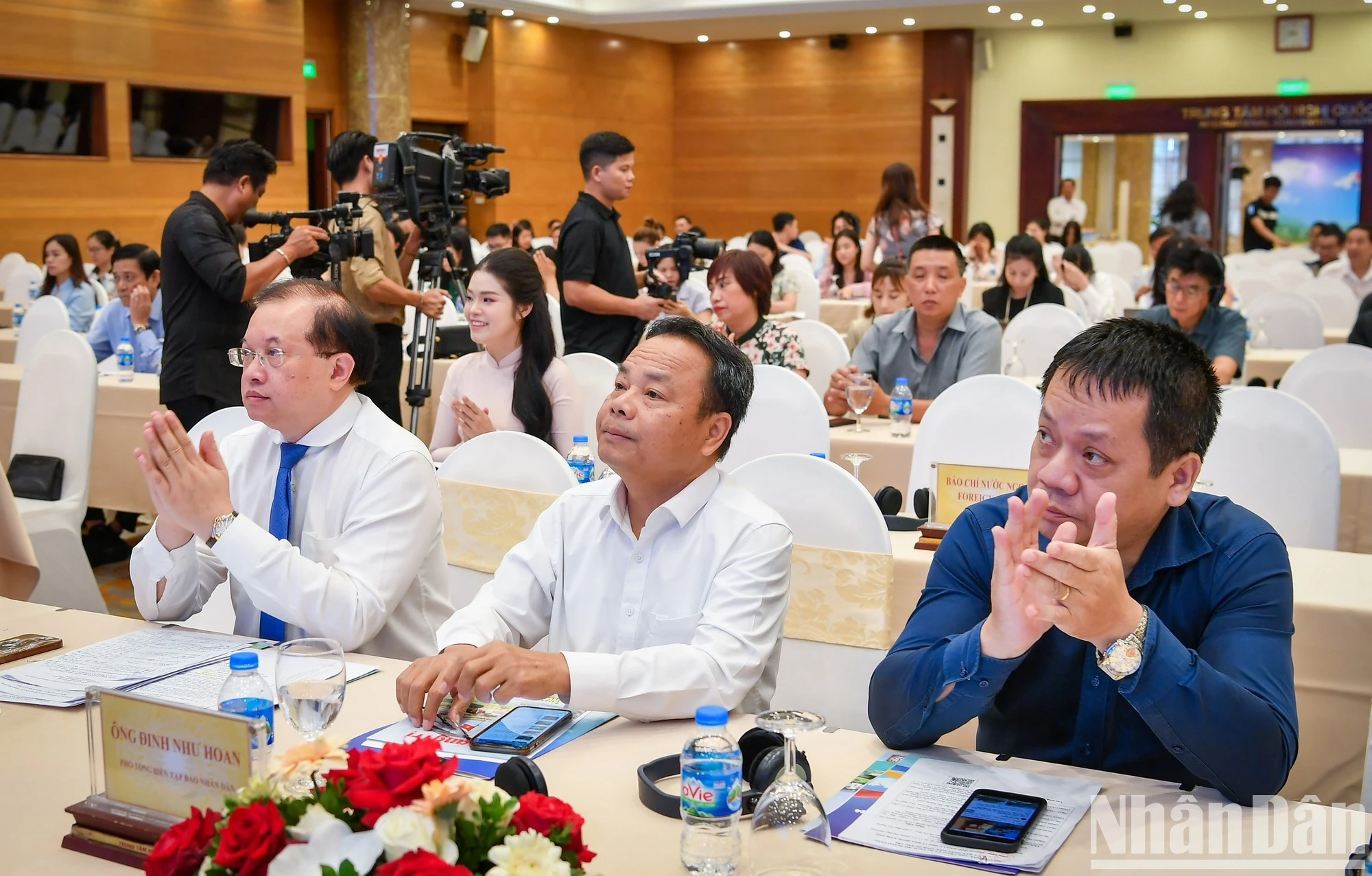 Đồng chí Đinh Như Hoan, Phó Tổng Biên tập Báo Nhân Dân tham dự buổi họp báo.