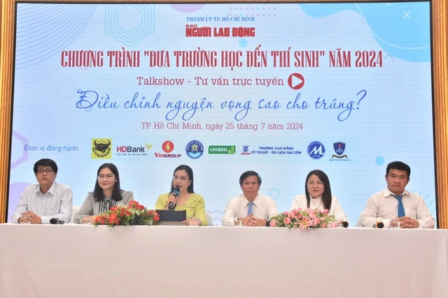 Ban Tư vấn trao đổi các vấn đề quan trọng khi chỉ còn ít ngày nữa sẽ hết hạn đăng ký nguyện vọng.