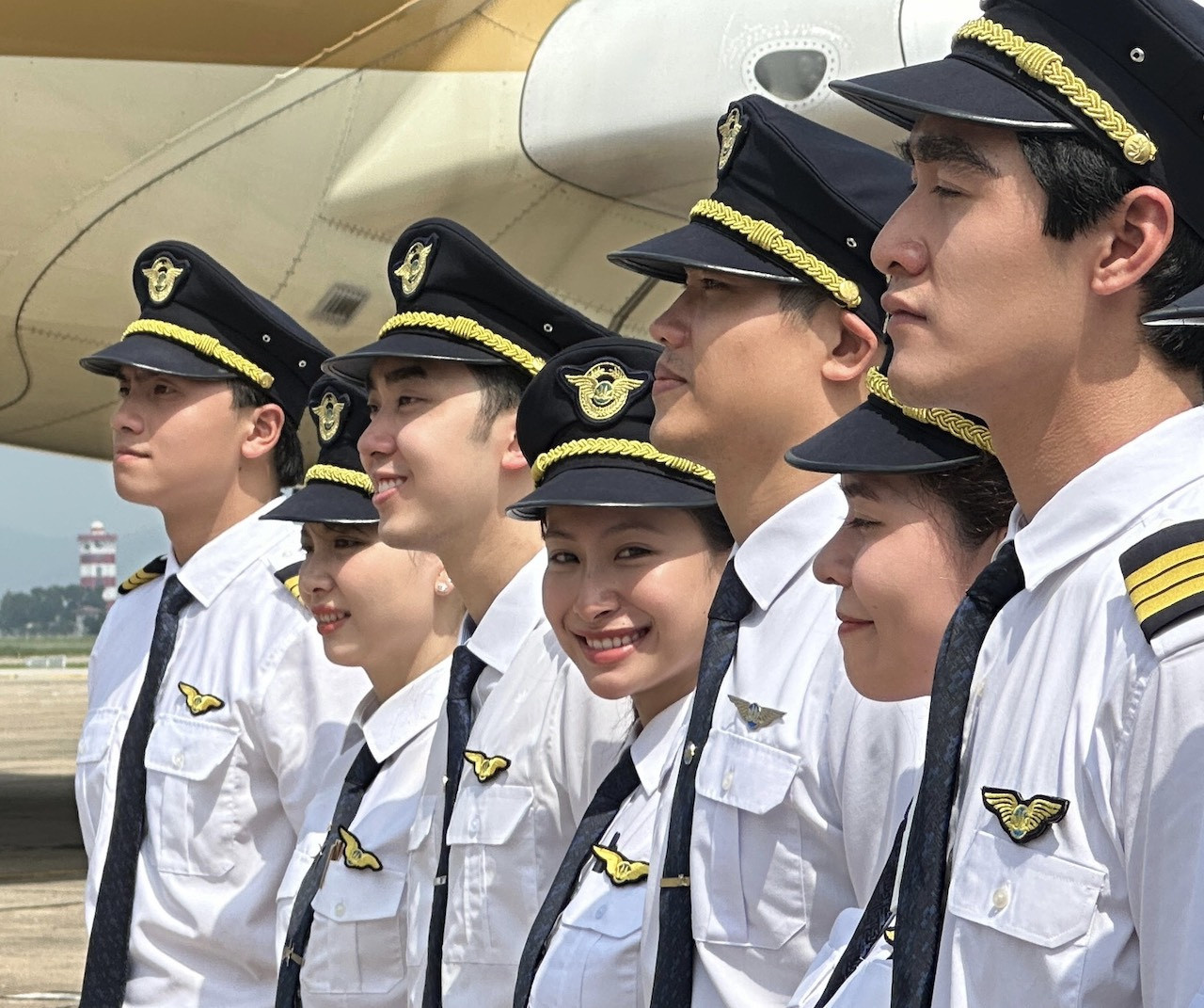 Mai Khanh (thứ 4 từ phải sang) trong hàng ngũ phi công Vietnam Airlines. mai-khanh-553.jpeg