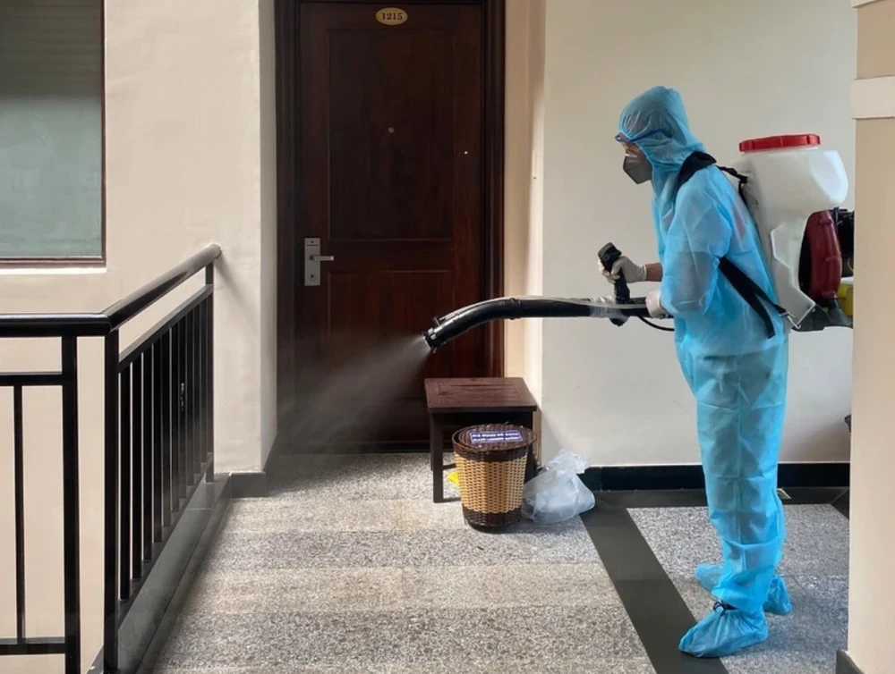 Cán bộ CDC Khánh Hòa tiến hành tiêu độc, khử trùng phòng, chống các dịch bệnh lây nhiễm qua người.