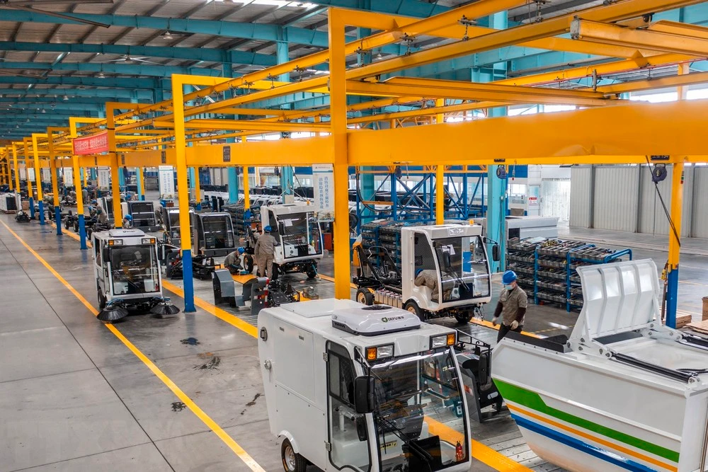 Công nhân làm việc trong phân xưởng sản xuất xe điện tại đặc khu phát triển kinh tế Phồn Xương ở tỉnh An Huy, Trung Quốc.