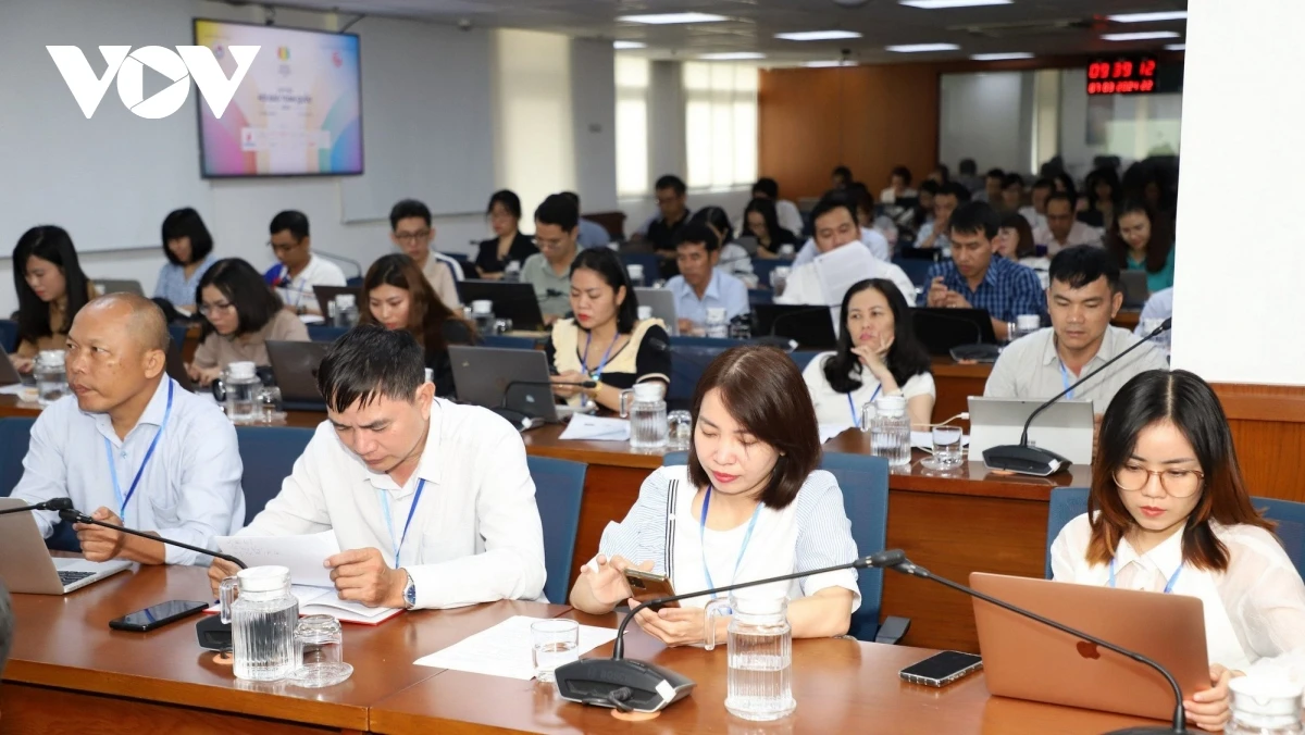 Các phóng viên tham dự họp báo.