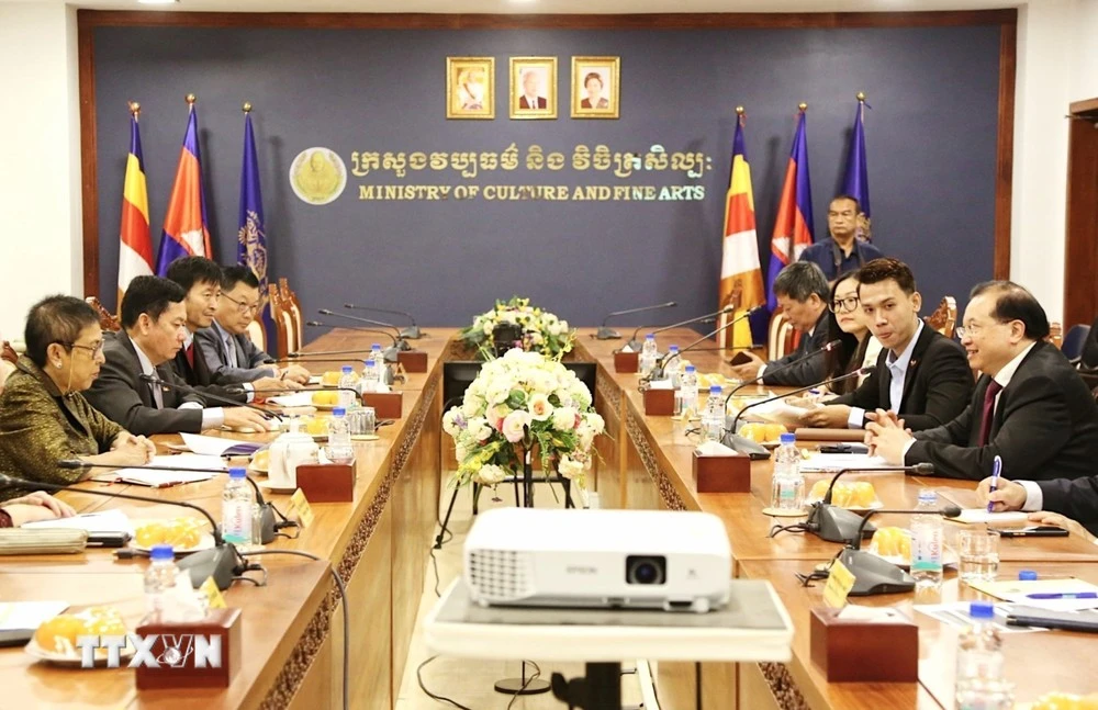 Đoàn công tác Bộ Văn hóa, Thể thao và Du lịch Việt Nam do Thứ trưởng Tạ Quang Đông dẫn đầu hội đàm với Bộ trưởng Bộ Văn hóa và Nghệ thuật Campuchia Phoeurng Sackona.