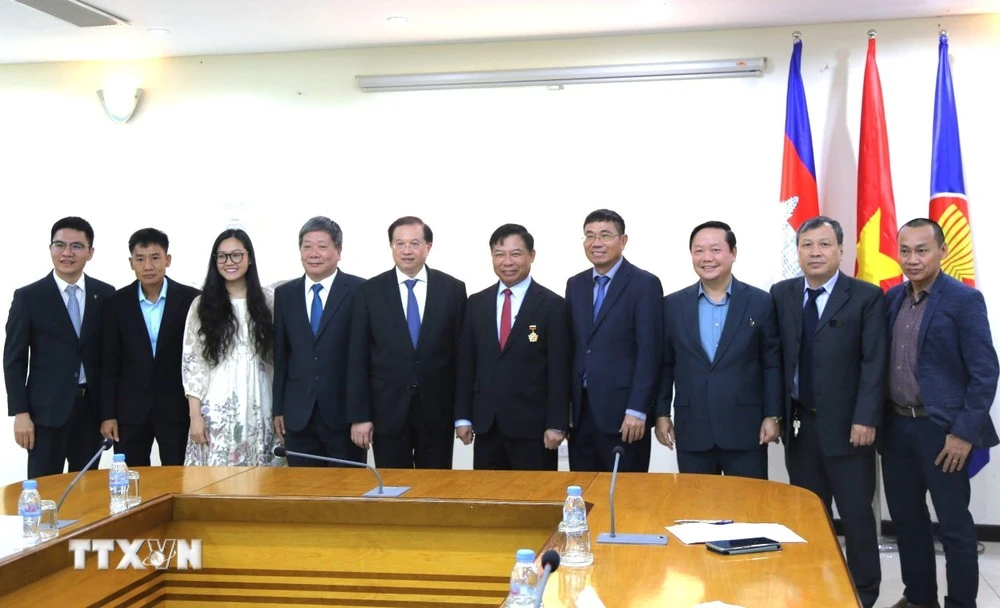 Thứ trưởng Tạ Quang Đông (thứ năm từ trái sang), Đại sứ Nguyễn Huy Tăng (thứ năm từ phải sang) và lãnh đạo cơ quan bên cạnh Đại sứ quán tại cuộc gặp.