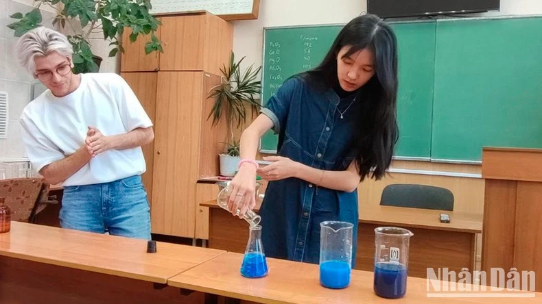Học sinh Việt Nam cùng tham gia làm thí nghiệm với sinh viên Nga.