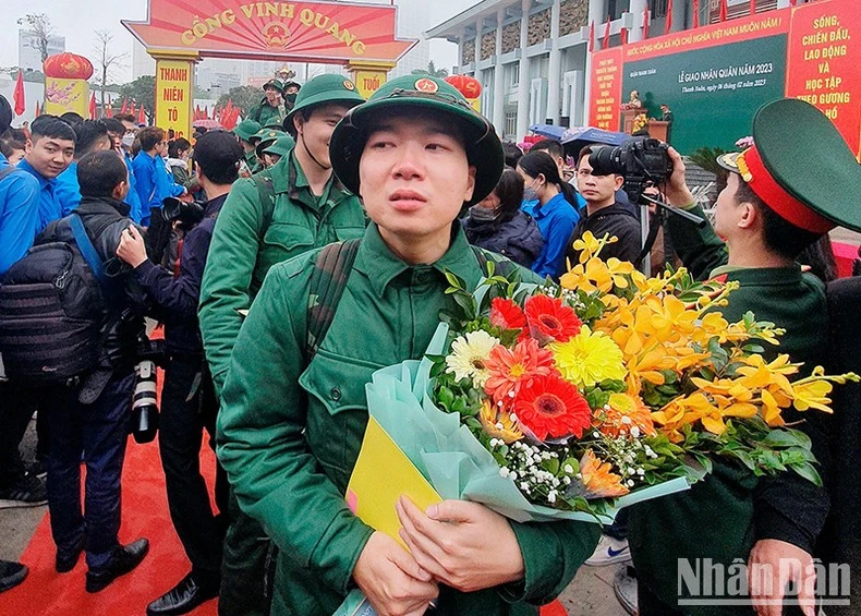 Thanh niên quận Thanh Xuân, thành phố Hà Nội, nô nức lên đường nhập ngũ.