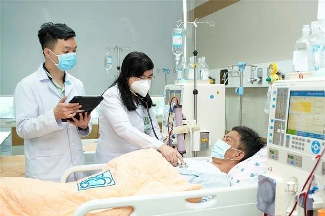 Bác sĩ Bệnh viện Đại học Y Dược TP Hồ Chí Minh điều trị cho bệnh nhân suy thận mạn.