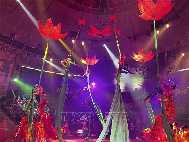 Nghệ sỹ ưu tú Lô Thị Ngọc Thúy và các diễn viên của Liên đoàn Xiếc Việt Nam trình diễn tiết mục "Đu sen".