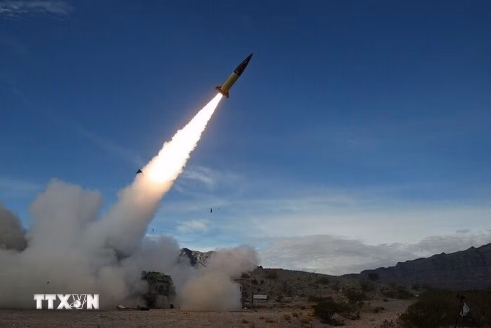 Tên lửa được phóng từ Iran về phía Israel tối 13/4/2024.