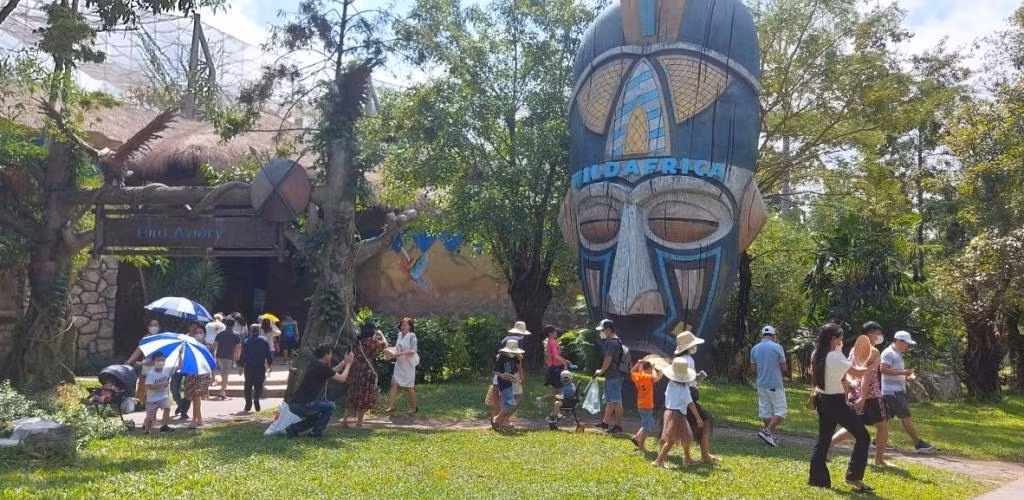 Du khách tham quan các điểm du lịch ở TP Phú Quốc.