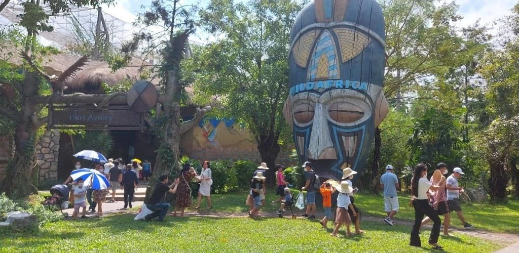 Du khách tham quan các điểm du lịch ở TP Phú Quốc.