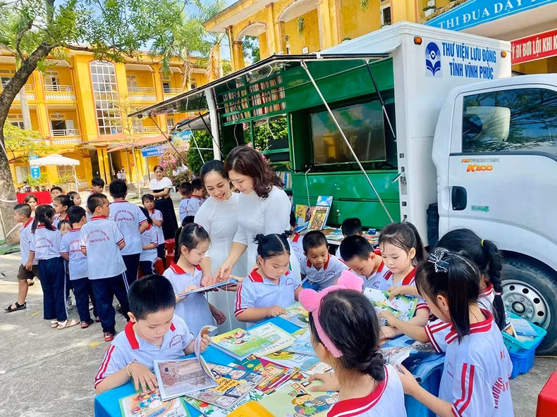 Thư viện lưu động tại Trường Tiểu học Trưng Nhị.