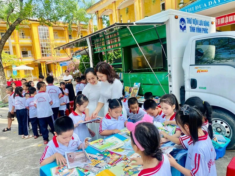 Thư viện lưu động tại Trường Tiểu học Trưng Nhị.