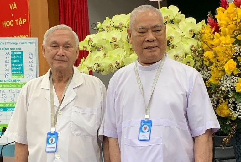 Giáo sư Lê Quang Nghĩa (bên trái ảnh) và Giáo sư Văn Tần đều từng đảm nhận vai trò Phó giám đốc và cố vấn Bệnh viện Bình Dân. gs-van-tan-1-123.jpg
