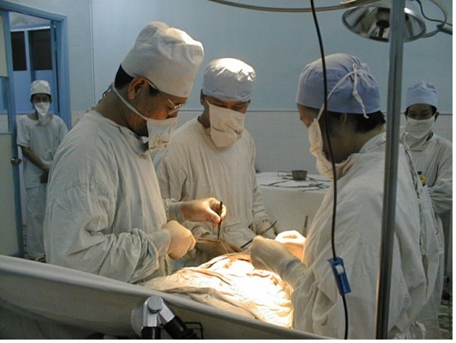 Một ca phẫu thuật tại Bệnh viện Bình Dân của Giáo sư Văn Tần - một học trò của GS Phạm Biểu Tâm. anh-7-tu-lieu-benh-vien-binh-dan-121.jpg