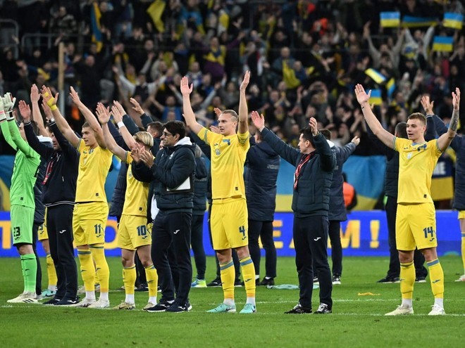 Ukraine đi tiếp mà không cần đến loạt luân lưu. Ukraine đi tiếp mà không cần đến loạt luân lưu.