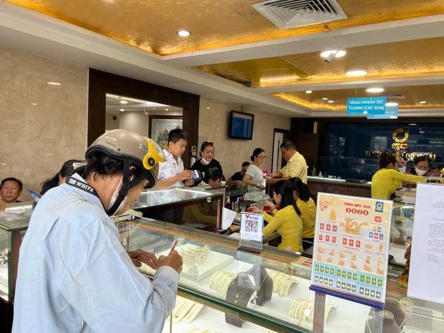 Nhiều người mua vàng dự trữ khi giá lên tới 81 triệu đồng/lượng.