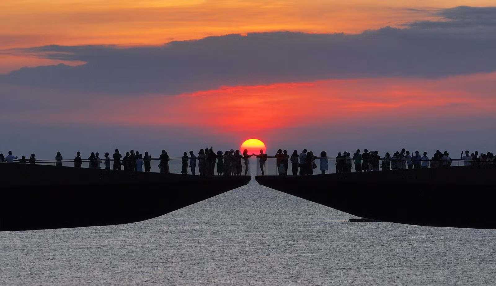 Phú Quốc là thành phố đảo đầu tiên của Việt Nam và được định hướng quy hoạch trở thành trung tâm du lịch chất lượng cao.