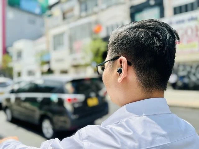 Đeo tai phone khi lái xe máy là lỗi vi phạm nhiều người mắc phải.