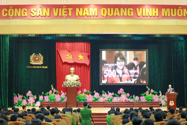 Thầy Nguyễn Anh Đức truyền cảm hứng học tiếng Anh cho học viên trường Cao đẳng Cảnh sát Nhân Dân I.